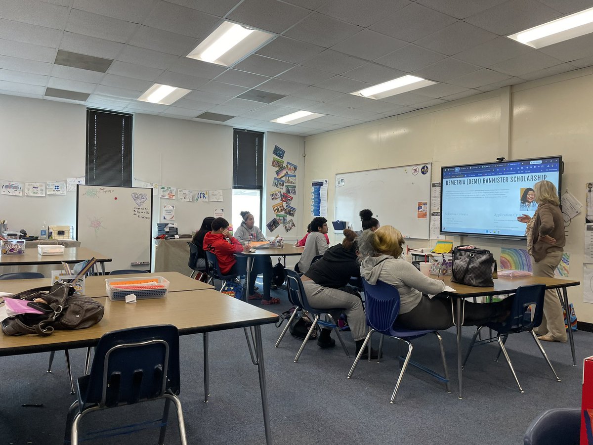 RichlandTwoAVID's tweet photo. Kicking off the week with @partneR2gether to speak with @RNECavaliers @AVID4College seniors about @RichlandTwo Community and Foundation scholarships #R2AVIDStrong https://t.co/MdliPQ48KX