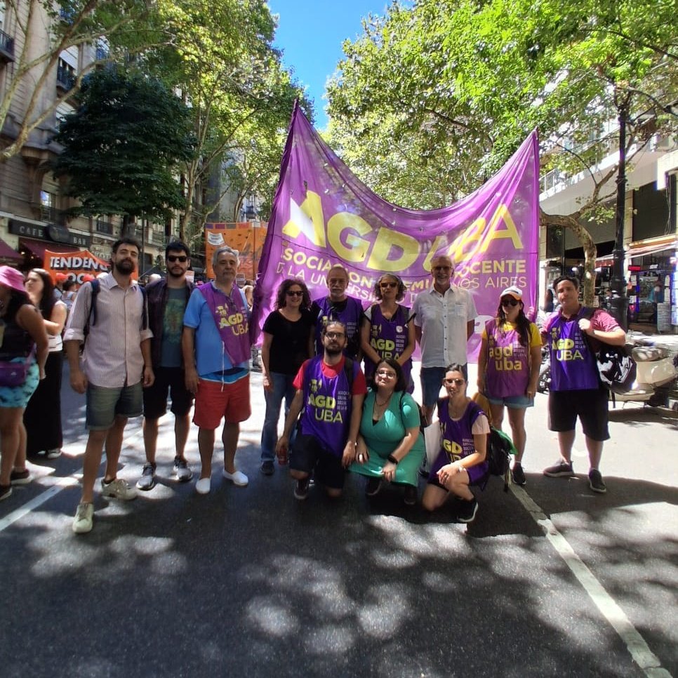 En el marco del paro nacional docente, marchamos de Plaza de Mayo a  Congreso. Que nos paguen el 51% que nos deben. Que se aplique ya la Ley de  Financiamiento Universitario