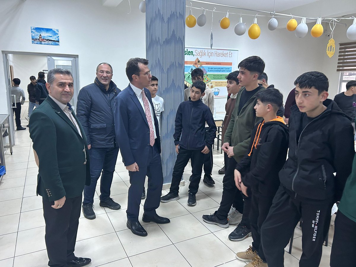 narmankaymakam's tweet photo. Kaymakamımız Sayın Erkan ADIBELLİ, İlçe Milli Eğitim Müdürümüz Engin TAN ile birlikte Narman Mesleki ve Teknik Anadolu Lisesi  pansiyonunda düzenlenen iftar programına katıldı. https://t.co/nvCgS9tk08