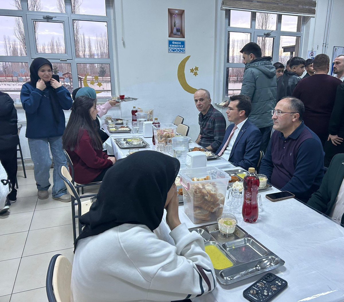 narmankaymakam's tweet photo. Kaymakamımız Sayın Erkan ADIBELLİ, İlçe Milli Eğitim Müdürümüz Engin TAN ile birlikte Narman Mesleki ve Teknik Anadolu Lisesi  pansiyonunda düzenlenen iftar programına katıldı. https://t.co/nvCgS9tk08
