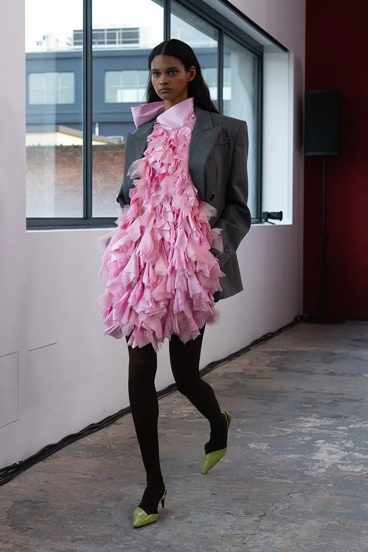 designscene's tweet image. Art as a Moving Space: MSGM Fall Winter 2026 Collection - See more here: designscene.net/2026/03/msgm-f…

#MSGM presents the Fall Winter 2026 collection through direct engagement with contemporary art and cultural observation. The creative process begins inside Milan’s galleries, where