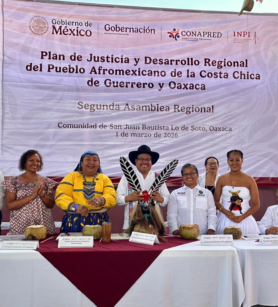 DEELAYUUK's tweet photo. ¡Es para mí un honor caminar al lado del Pueblo Negro Afromexicano en su justa lucha por el reconocimiento de sus derechos inalienables!

Para hacer realidad el mandato del artículo 2 de la Constitución Federal, por encargo de la Presidenta @Claudiashein construimos el Plan de Justicia del Pueblo Afromexicano de la Costa Chica de Guerrero y Oaxaca, de la mano con sus Autoridades e Instituciones representativas.

¡Viva el Pueblo Negro Afromexicano!