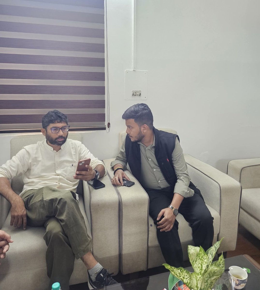 kaushik_nsui's tweet photo. A meaningful interaction with @jigneshmevani80 Ji at the National Office, NSUI.

📍New Delhi. https://t.co/Yr5FFR0YCd