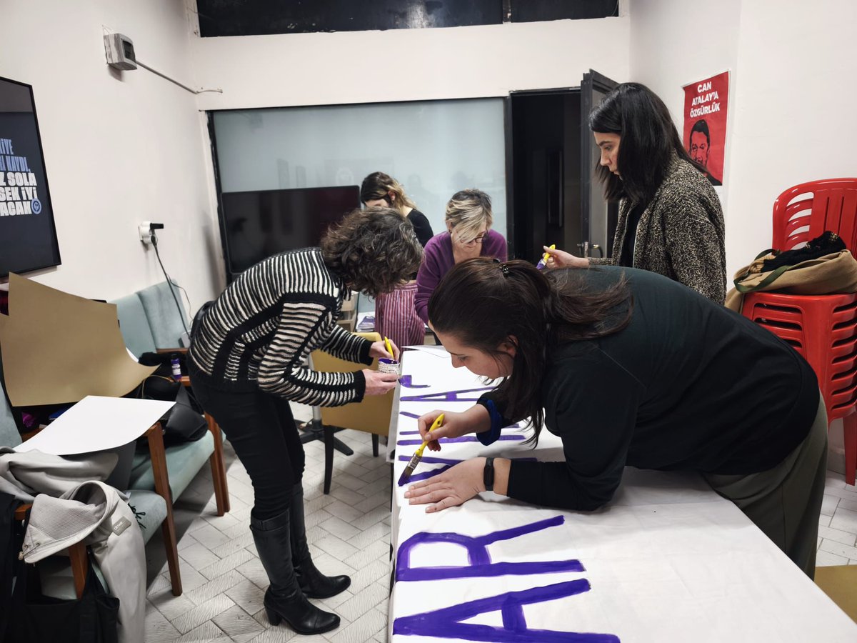 8 Marta giderken Maltepe’de döviz atölyemizde buluştuk! Geceleri de sokakları da meydanları da terketmiyoruz! 8 Martta sokaklardayız 💜✌🏼