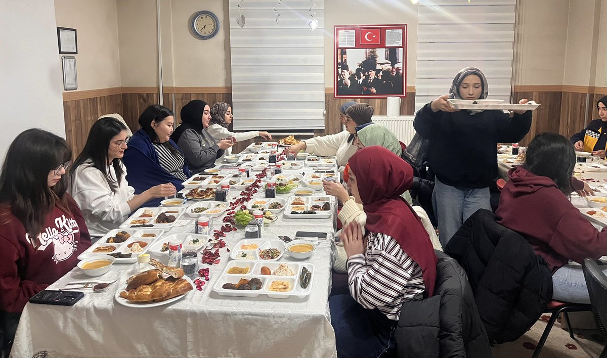 KayseriKYGM's tweet photo. 📍Mustafa Asım Köksal Yurdu
 
Öğrencilerimiz, Manevi Rehberimiz Şeyma Alkaya eşliğinde Adem Hürü Yüksel Kur’an Kursunda düzenlenen iftar programına katıldılar. https://t.co/q9PTf0JHZM