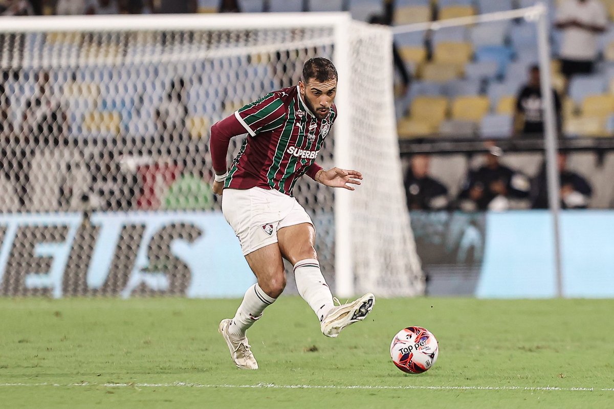 futebol_info's tweet photo. “A atuação ruim do Fluminense pode entrar na coluna da exceção, mas a atuação ruim do Freytes entra na coluna da constância. Constantemente ele tem atuado mal. Eu tenho um amigo que me falou: ‘ele é estabanado’. E ele é estabanado mesmo. Os movimentos dele são movimentos de caminhão sem freio descendo ladeira.”

🎙️ PC Vasconcellos, no Sportv.
📸 Lucas Merçon/FFC | Reprodução/Sportv