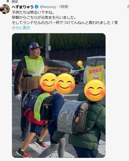 これ、他の人も指摘してるけど旗を持って立つ位置が違うからね
車を止めて子どもを渡らせるのが旗振りの仕事
だから、この写真だと右側の子どもの手前にいないといけないのよ
分かるかなぁ？車と子どもの間に立つ形になっていないと駄目なの
これを見たら、やってる感を出すだけの写真と思っちゃうわ