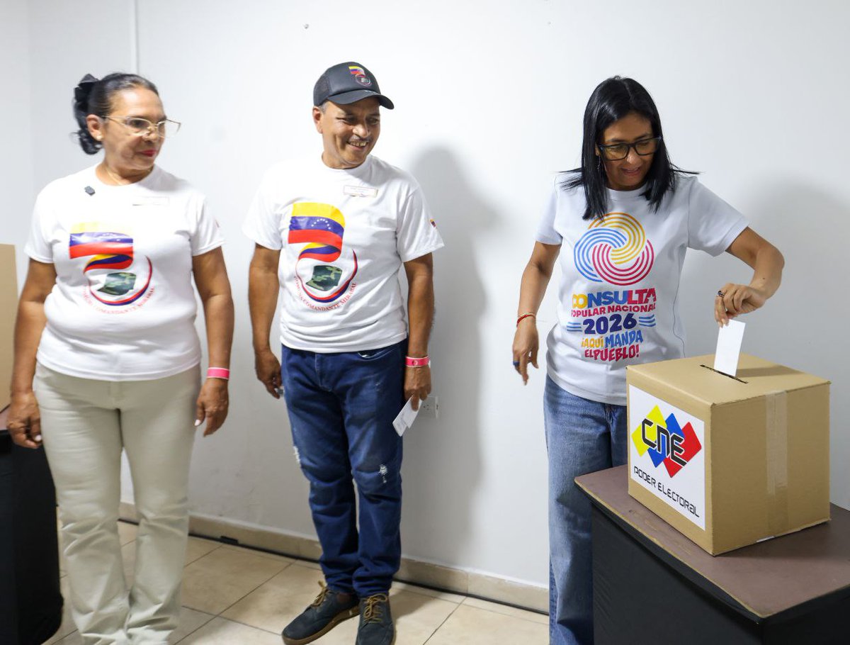 DaniAlex0's tweet photo. ¡La democracia directa es la clave! 🗳️🇻🇪
​A solo una semana de la Consulta Popular Nacional, la Presidenta (E) @delcyrodriguezv reafirma que este mecanismo es el corazón de la democracia participativa en Venezuela. El pueblo decide sus proyectos y el destino de sus comunidades.
​¡Falta poco para que la voz del Poder Popular se escuche en las urnas!
​🔗 Leer más: https://t.co/gARZj91A68