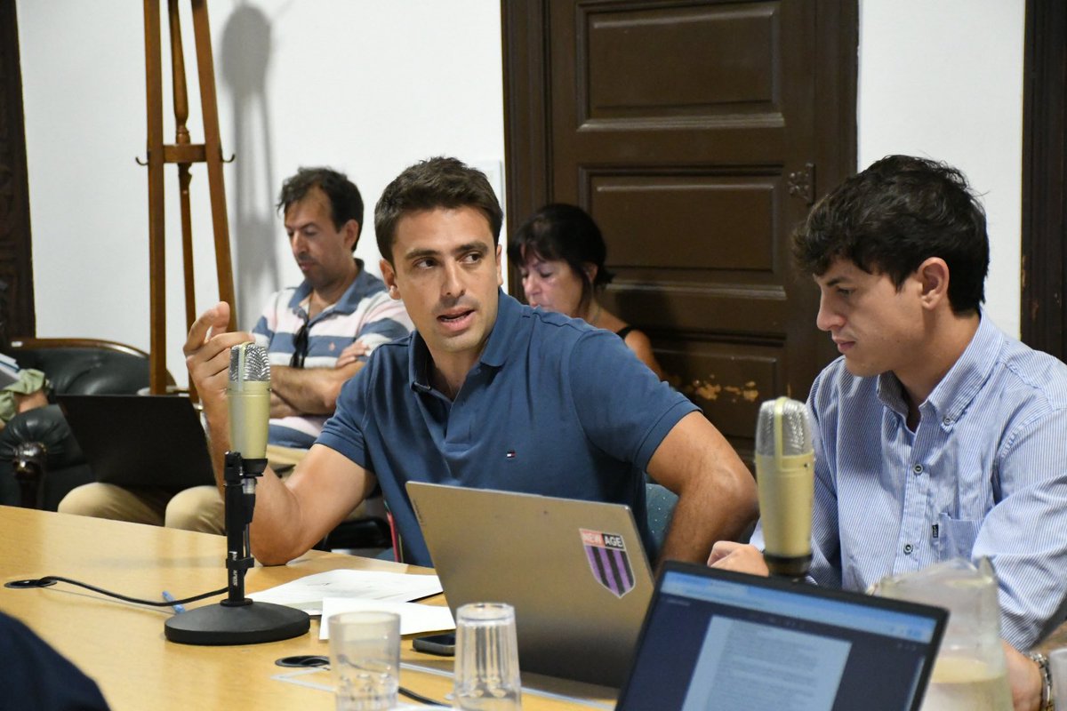 JAleart's tweet photo. LEGALICEMOS TODAS LAS APLICACIONES

Hoy empezó a debatirse en la Comisión de Servicios Públicos nuestro proyecto para autorizar las aplicaciones en Rosario. 

Pasó a estudio. Y eso significa algo claro: el debate ya no se puede evitar.

El proyecto no es un eslogan. Tiene puntos concretos:

✔ Habilita plataformas como Uber y Didi bajo un marco regulatorio claro y moderno.
✔ Permite la incorporación de motos para ampliar la oferta y bajar costos.
✔ Establece reglas de seguridad, identificación digital y trazabilidad del viaje para proteger al usuario.

Rosario no puede seguir defendiendo un sistema cerrado mientras los vecinos pagan más y tienen menos opciones.

Esto no es contra nadie.
Es a favor de la libertad de elegir, del trabajo y de la modernización.

Hoy empezó el debate.