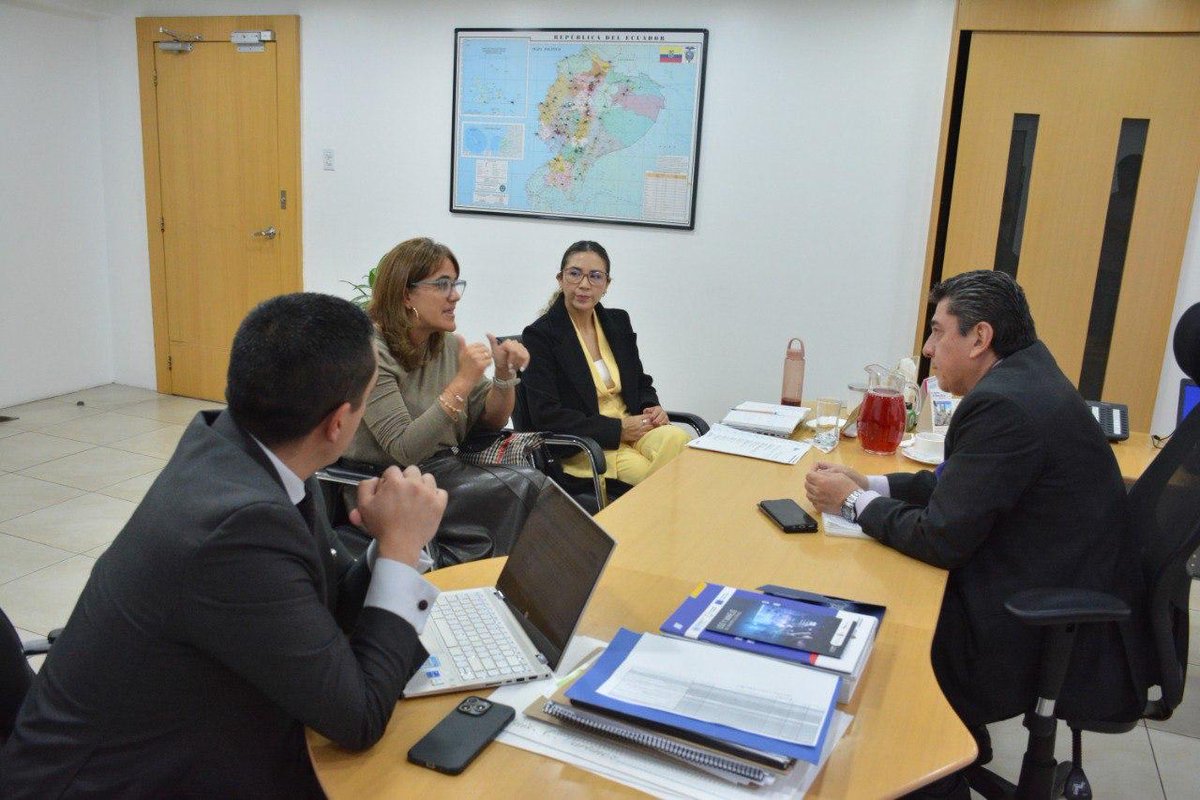 RegistroCivilec's tweet photo. 🤝🇪🇨🇺🇾 El director general @OttnRivadeneira mantuvo una reunión con María Noel Minarrieta, Encargada de la Sección Consular de Uruguay en Ecuador, a fin de continuar afianzando la cooperación institucional y la optimización de los servicios para la ciudadanía.

#ElNuevoEcuador https://t.co/QlOPQoPLyZ
