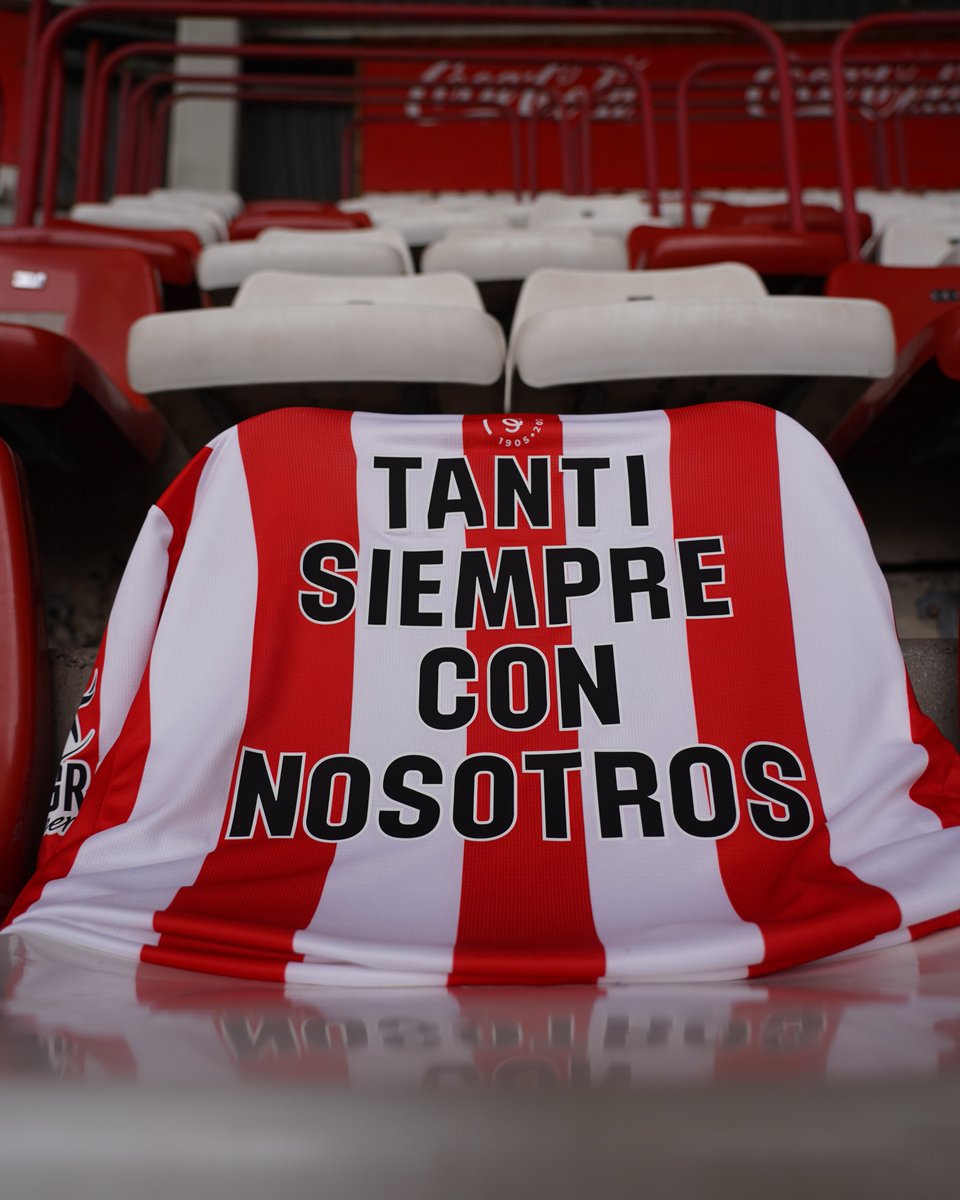 En un día difícil, hoy jugamos con el corazón encogido.

La pérdida de Tanti, su recuerdo, y el cariño a su familia, presentes en cada rincón de su estadio, El Molinón.