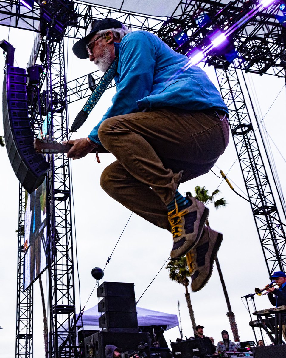 SPIN's tweet image. The SoCal music festival calendar was once reliable and abundant. But in 2026, it feels strangely quiet except for the highly anticipated @BeachLifeFest.

So why is it thriving while larger, corporate-backed events pause, pivot, or fade away?

spin.com/2025/02/3-big-…

#partner