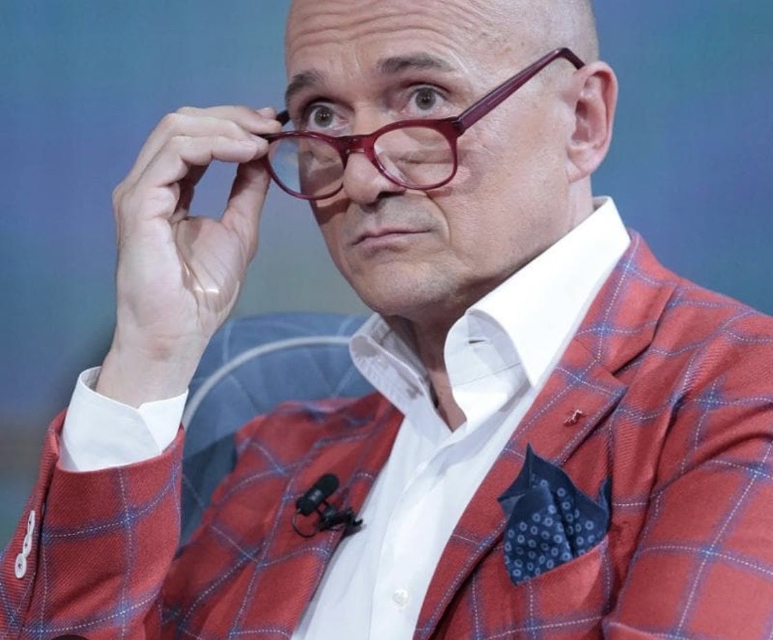 florindambrogio's tweet image. ALFONSO #SIGNORINI lascia la direzione di “Chi”

NESSUN collegamento al caso #Corona (dice lui), una decisione maturata da anni.

Non importa COME o PERCHÉ. 

IMPORTANTE che SIA!

Avanti un altro!🥂