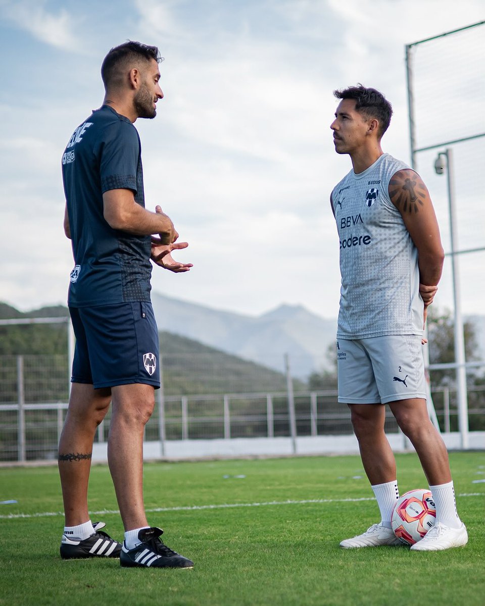 dlptlv's tweet photo. ✨ El camino de Nico Sánchez en Rayados desde que se retiró:

➤ 2021: Termina etapa de jugador de fútbol
➤ 2022: Inicia carrera de DT en Raya2 Expansión
➤ 2023: Se une al primer equipo como auxiliar de Fernando Ortiz
➤ 2024: Se convierte en interino del primer equipo, auxiliar institucional
➤ 2026: Vuelve a ser entrenador interino y posible futuro DT

💙 Un día aprendió, hoy le toca enseñar. Confianza total en él.
