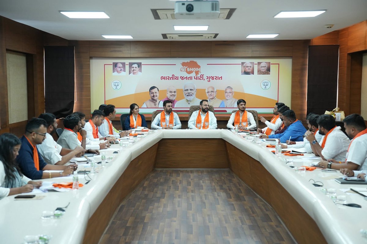 ગુજરાત પ્રદેશ યુવા મોરચા અધ્યક્ષ શ્રી હેમાંગભાઈ જોશીજી અધ્યક્ષતા માં પ્રદેશ યુવા મોરચા ટીમ સાથે બેઠક યોજી આગામી દિવસો માં લોકહિત ના કાર્યક્રમો તેમજ સંગઠન ને લગતા કાર્યક્રમો ની રૂપરેખા નક્કી કરવામાં આવી..