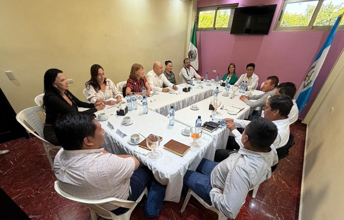 De gira por 🇬🇹, la Titular <a href="/tatclouthier/">Tatiana Clouthier</a> y la ministra <a href="/lydiaantoniodlg/">Lydia Antonio De La Garza</a> se reunieron con el gobernador de Huehuetenango, así como con los alcaldes de la Democracia y Cuilco, para estrechar colaboración para atender mejor a nuestros migrantes en ambos lados de la frontera. 🇲🇽