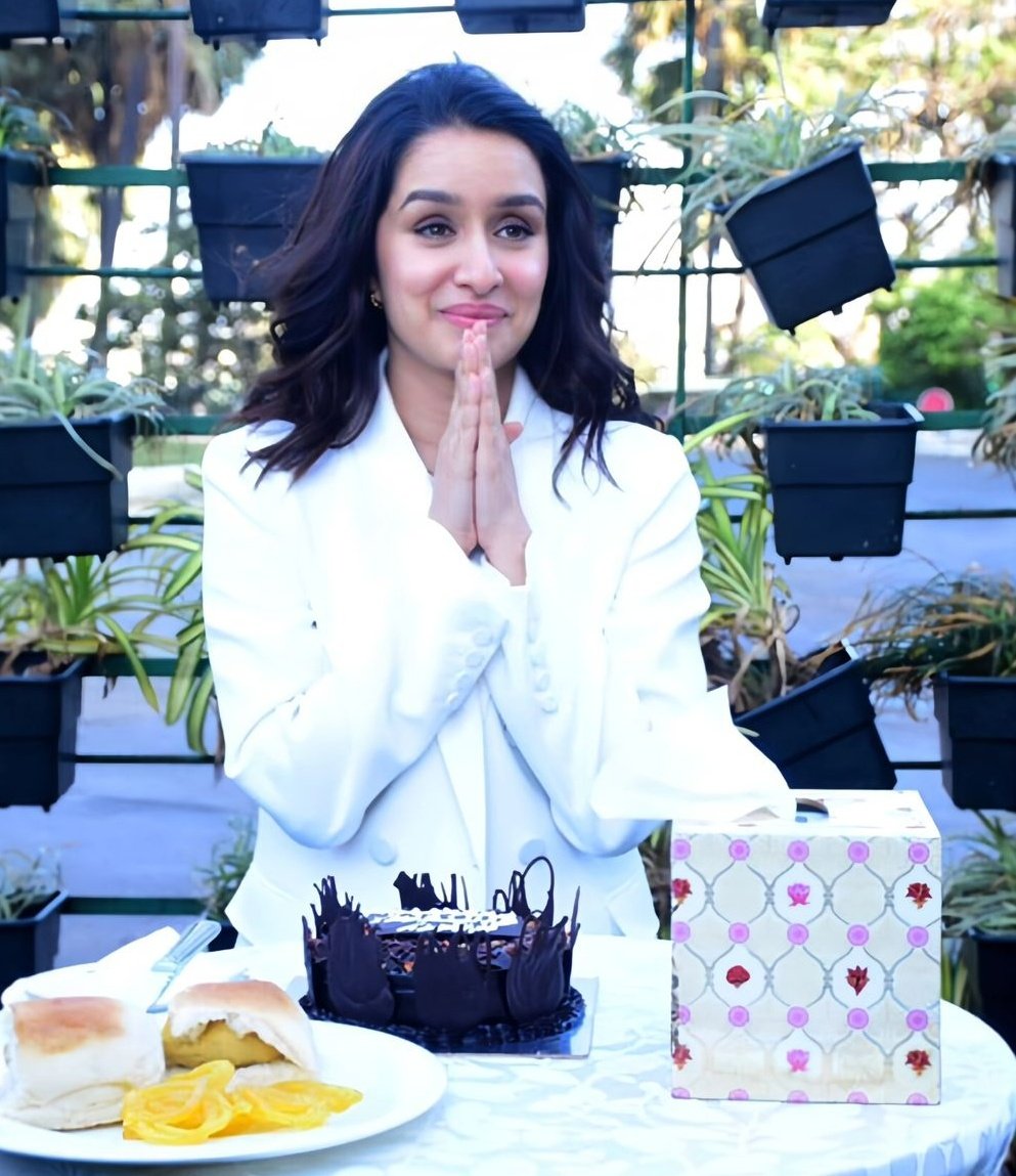 shraddhasfanboy's tweet photo. Even in competitive spaces, she chooses dignity over negativity. That speaks volumes about her character.

HBD PEOPLES SUPERSTAR SHRADDHA https://t.co/Di0pbHnFm5