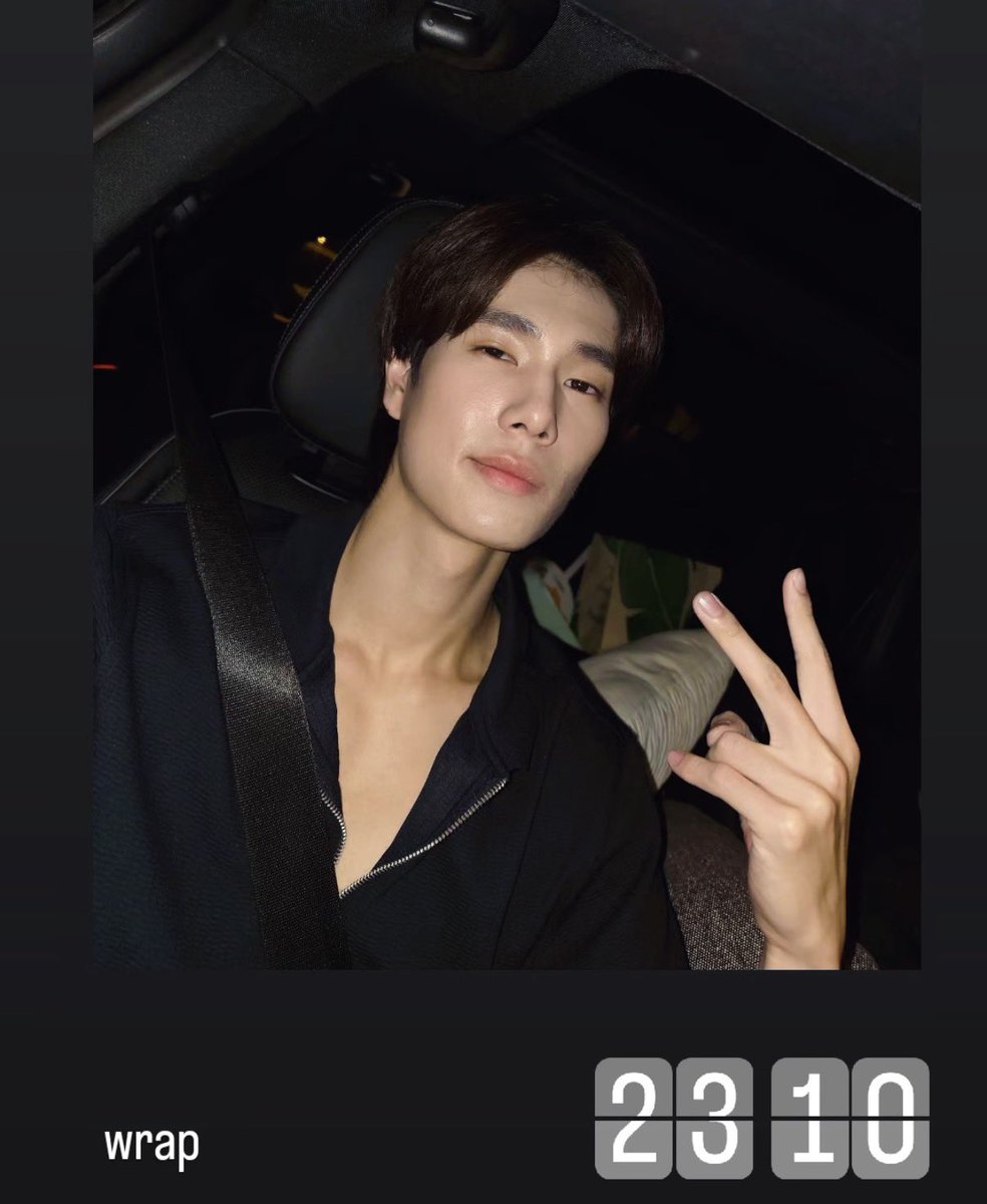 hamburggers's tweet photo. เวลา 23:10 น้องภูวินได้เลิกกองแล้วค่ะ ฮือออ เชื่อแล้วค่ะ ว่าเวลารักใครไม่มีอะไรจะให้ นอกจาก “เวลา” แล้วเวลาเป็นสิ่งที่มีค่าที่สุดในโลกนี้เลยล่ะ เงินก็ซื้อไม่ได้ หาให้เจอนะคนที่แอบแวบจากกองไปให้ดอกไม้แสดงความยินดีกับเค้า แล้วก็กลับมาทำงานใหม่ ทั้งๆที่สถานที่ไกลจากกันมาก😭😭😭😭 https://t.co/YVFrcOUUjM