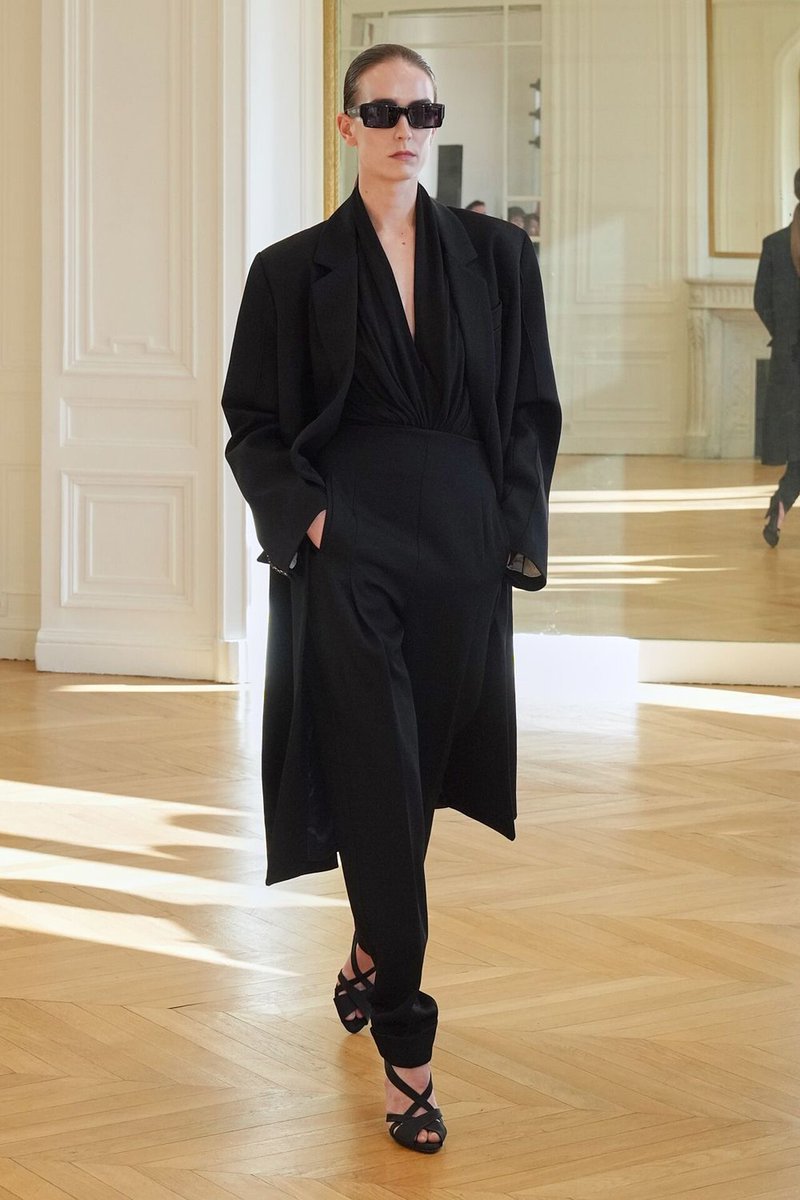 kendam_com's tweet photo. Co Fall Winter 2026-2027 collection fashion show at Paris Fashion Week FW26 (March 2, 2026) https://t.co/dUEkgTDo3b
#COCollections #FW26 #AW26 #Runway #Paris #FashionWeek #PFW #Kendam https://t.co/pofg2twkQR