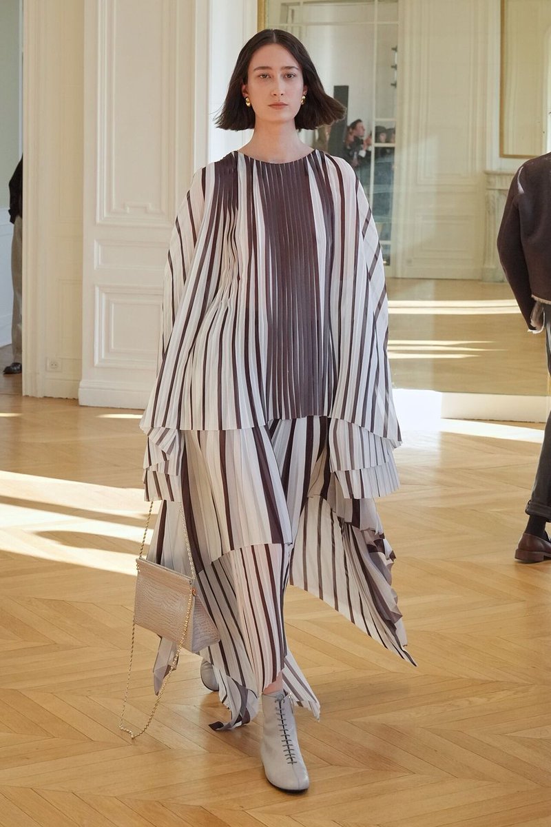 kendam_com's tweet photo. Co Fall Winter 2026-2027 collection fashion show at Paris Fashion Week FW26 (March 2, 2026) https://t.co/dUEkgTDo3b
#COCollections #FW26 #AW26 #Runway #Paris #FashionWeek #PFW #Kendam https://t.co/pofg2twkQR