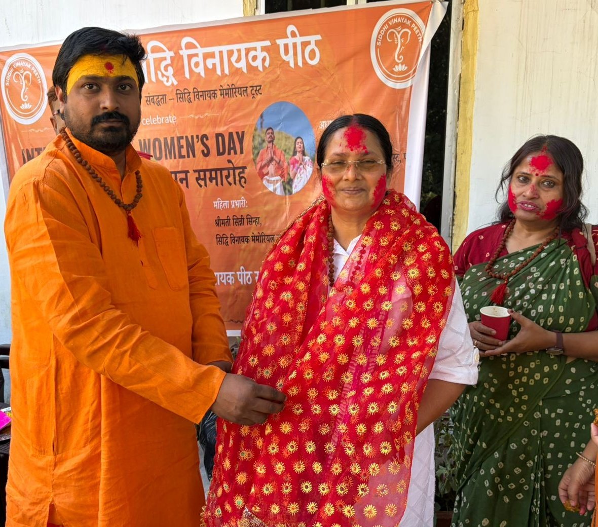 bhushan_surya's tweet photo. 🌸 लोक भवन, पटना में श्री सिद्धि विनायक पीठ द्वारा #कार्यकुशल_महिला_सम्मान #समारोह_2026 का आयोजन। निम्न वर्गीय महिला कर्मचारियों को रुद्राक्ष माला, अंगवस्त्र, अबीर व सूखे फल देकर सम्मानित किया गया।पीठाधीश स्वामी सूर्यानन्द जी ने महिला दिवस के महत्व पर प्रकाश डाला।#महिला_दिवस #WEP https://t.co/7hXDWIElmY
