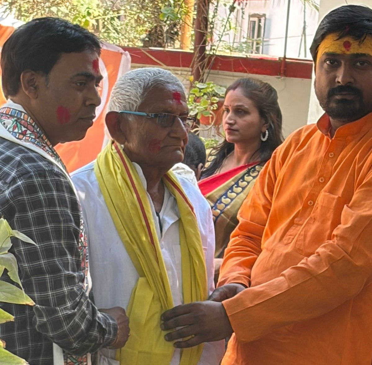 bhushan_surya's tweet photo. 🌸 लोक भवन, पटना में श्री सिद्धि विनायक पीठ द्वारा #कार्यकुशल_महिला_सम्मान #समारोह_2026 का आयोजन। निम्न वर्गीय महिला कर्मचारियों को रुद्राक्ष माला, अंगवस्त्र, अबीर व सूखे फल देकर सम्मानित किया गया।पीठाधीश स्वामी सूर्यानन्द जी ने महिला दिवस के महत्व पर प्रकाश डाला।#महिला_दिवस #WEP https://t.co/7hXDWIElmY