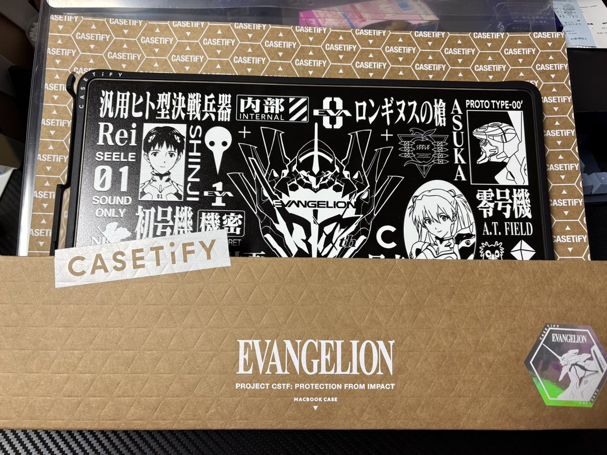 reddish_rooibos's tweet photo. CASETiFYで注文したエヴァンゲリオン30周年のMacBookケースが届いた！

ケースはめっちゃ良かった。

ただ、ケースに保護のため発泡スチロールが貼ってあったけど、粘土？でケースに直接引っ付いてた(取るのに指で擦りまくった)

物は良いのに星3くらいの評価されてる商品ってこういうのを言うんやろな https://t.co/0iwj4SadCF