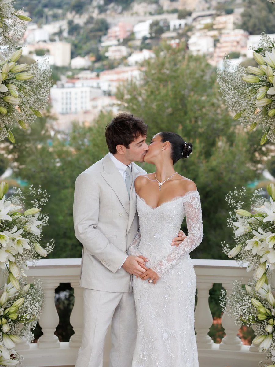 el vestido de ella por favor (y solo fue el civil!!!)