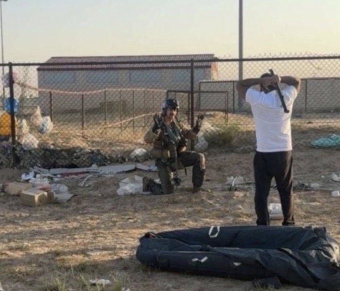 صوره تاريخية لمواطن كويتي يقف بعصًا لإيقاف طيار أمريكي سقطت طائرته من طراز F-15 في الكويت