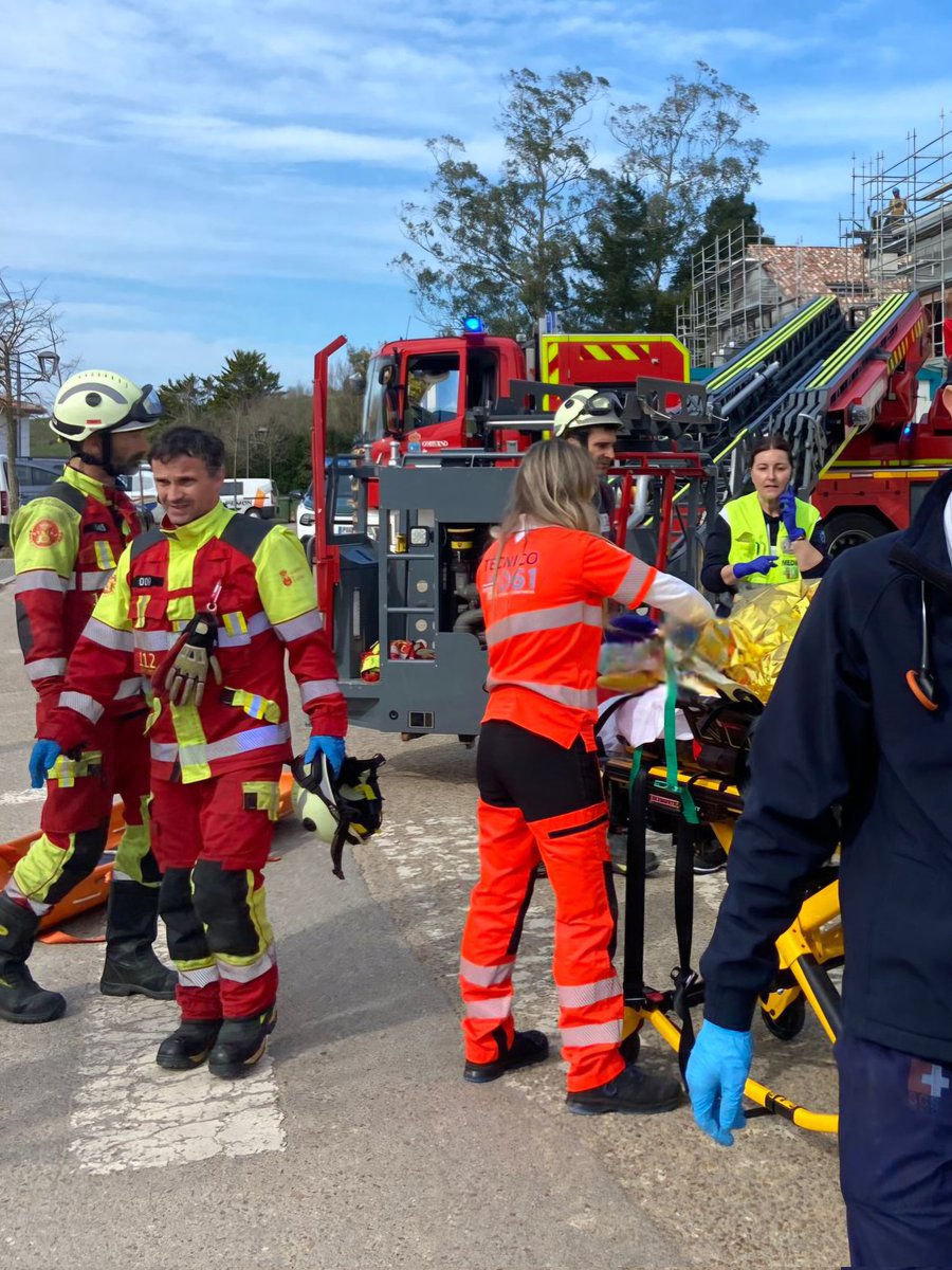 112Cantabria's tweet photo. Herido un trabajador caído en altura en una obra en #Comillas. 061 le estabiliza y le inmoviliza en un tablero espinal, y bomberos @cantabriaes le bajan a pie de calle con la autoescala. Trasladado al @HUnivValdecilla. Movilizamos también a #PolicíaLocal e Inspección de Trabajo. https://t.co/rdoSt6Ms3G