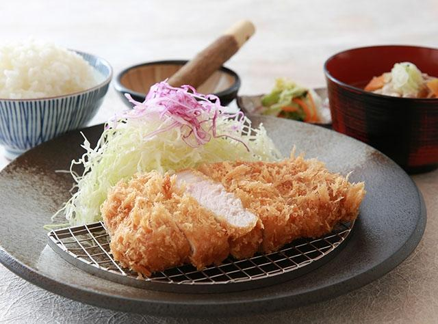 maimon_sushi's tweet photo. さっくさくな衣のとんかつ🐖
美味しいお米とお味噌汁をお楽しみください🙌

皆さんは、とんかつの衣はどんな食感やお味がお好みでしょうか⁉️

金沢かつぞうもよろしくお願いします😊 https://t.co/teUciUCnP2