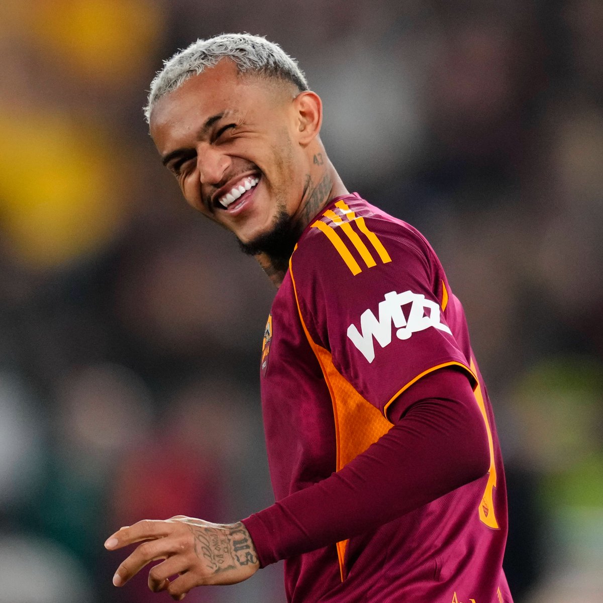 SofascoreBR's tweet photo. 🔎 Wesley (22 anos) é o jogador de linha da Roma com a maior Nota Sofascore na temporada 2025/26! 🔥🔥

⚔️ 32 jogos
⚽️ 4 gols
🅰️ 1 assistência
🧠 9 grandes chances criadas (!)
↪️ 21% acerto no cruzamento
💪 168 duelos ganhos (!)
🆚 63 desarmes (!)
👊 67 faltas sofridas (!)
❌ 0 erros defensivos graves (!)
💯 Nota Sofascore 7.08