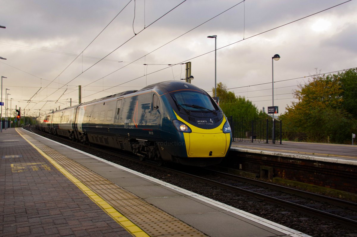 Yeah hi, still here, still snapping, still trainposting! One of <a href="/AvantiWestCoast/">Avanti West Coast</a>'s flagship Class 390 'Pendolinos' no. 390125 rolling into Warrington Bank Quay heading for bonnie Scotland!