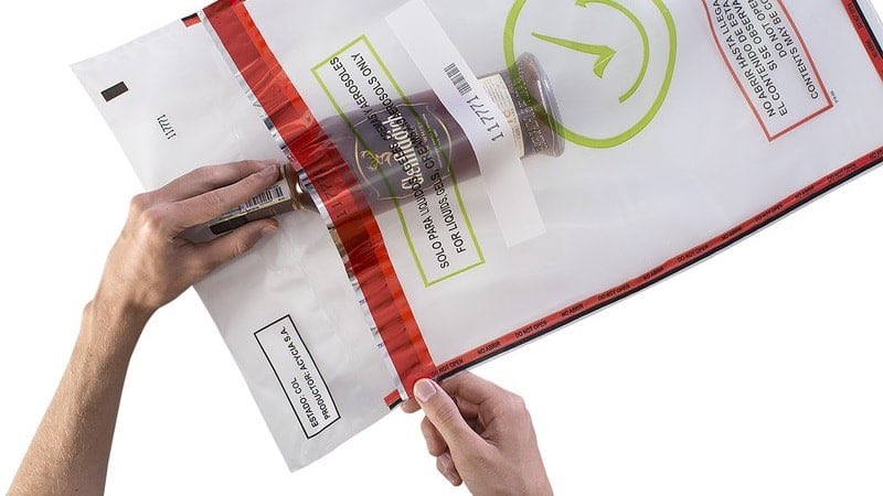 Si compran cosas en el duty free y tienen que hacer transbordo/volver a pasar por rayos acuérdense de pedir la bolsa de seguridad sellada (STEB) junto con el ticket
La bolsa común del duty free no sirve: apenas pases por rayos, te van a tirar todos los líquidos que lleves adentro