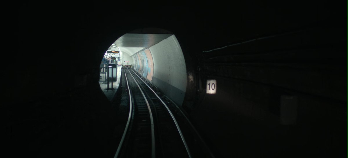 Unoscuantostre1's tweet image. El Metro de Londres en el capítulo 1 de la temporada 1 de la serie "El botín". @TfL #metro #serie #ElBotín #Londres