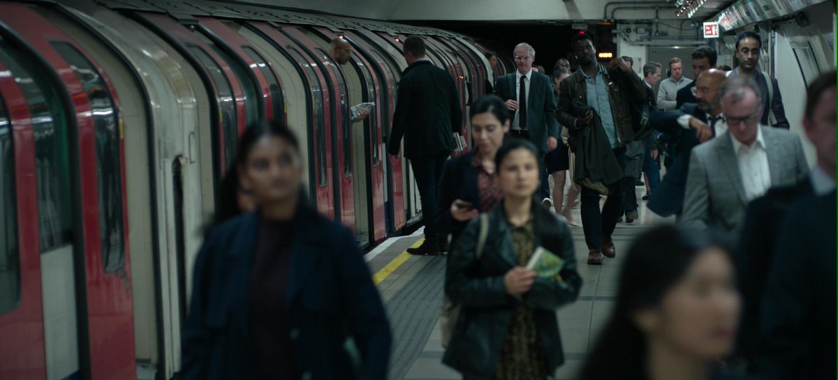 Unoscuantostre1's tweet image. El Metro de Londres en el capítulo 1 de la temporada 1 de la serie "El botín". @TfL #metro #serie #ElBotín #Londres