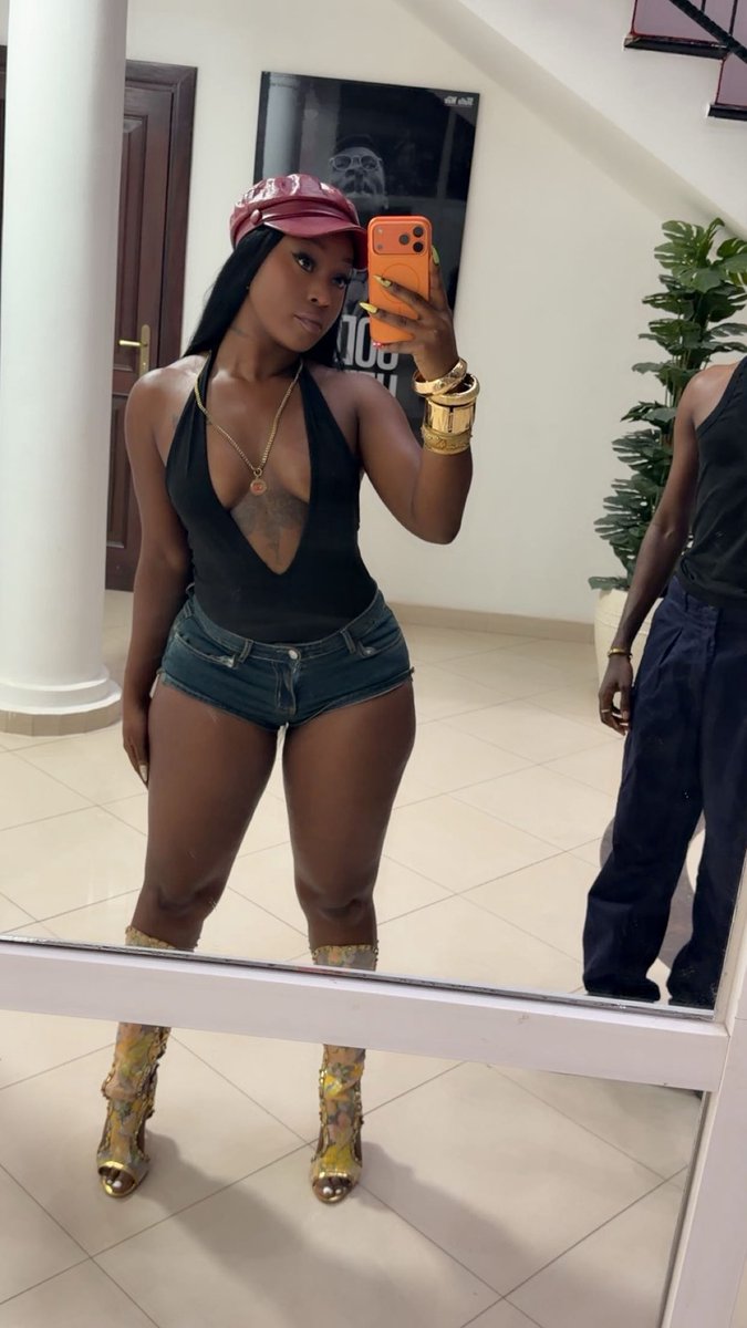 Efiaodo1's tweet photo. Face card wicked gyal so flawless https://t.co/2RZjcIblFV