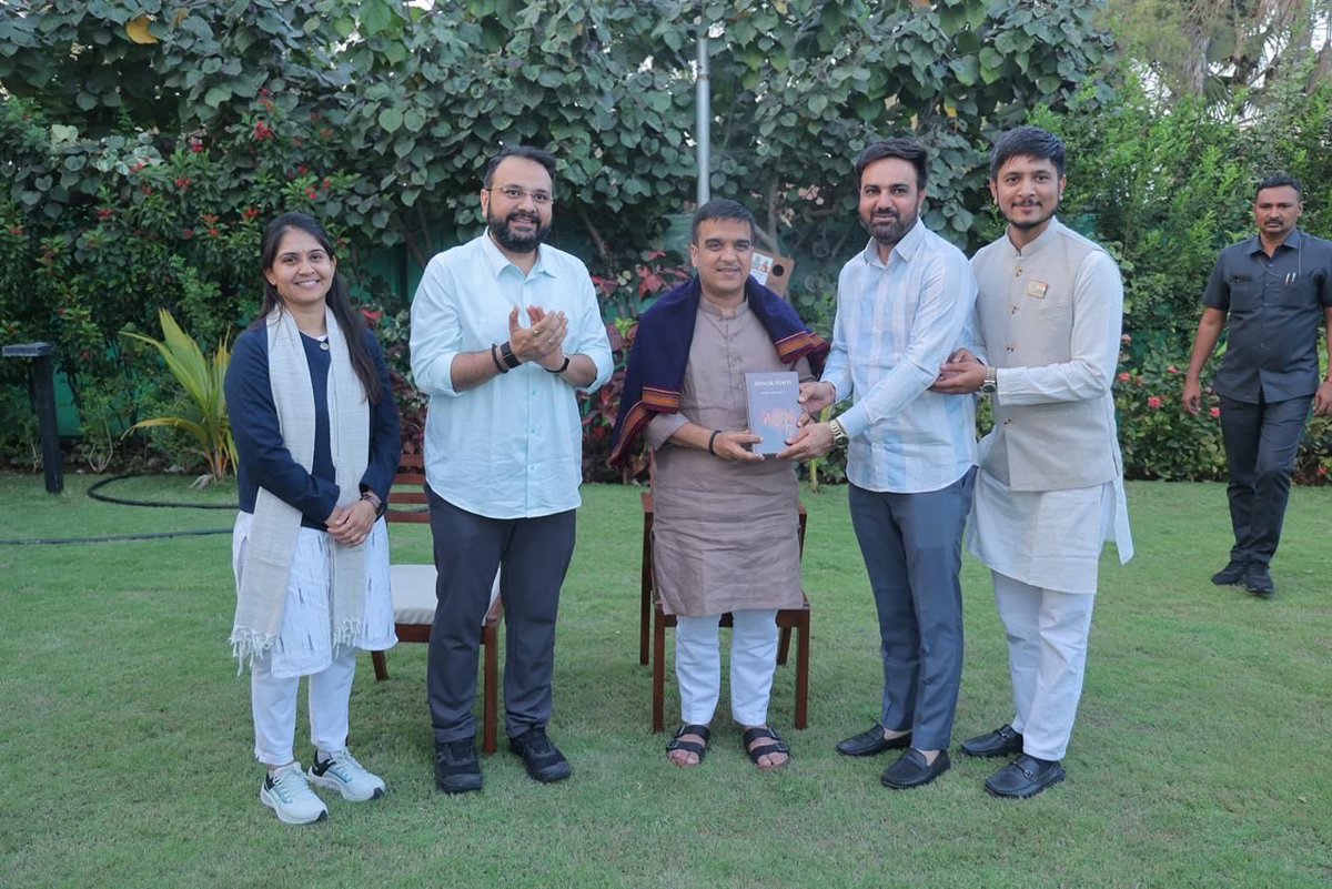 NareshDesai_'s tweet photo. નવનિયુક્ત પ્રદેશ યુવા મોરચાના સાથી કાર્યકર્તા મિત્રો સાથે ગુજરાત ના યુવા નાયબ મુખ્યમંત્રી આદરણીય શ્રી હર્ષભાઈ સંઘવી સાહેબ ની શુભેચ્છા મુલાકાત લીધી.. https://t.co/6HS5KpYzvT