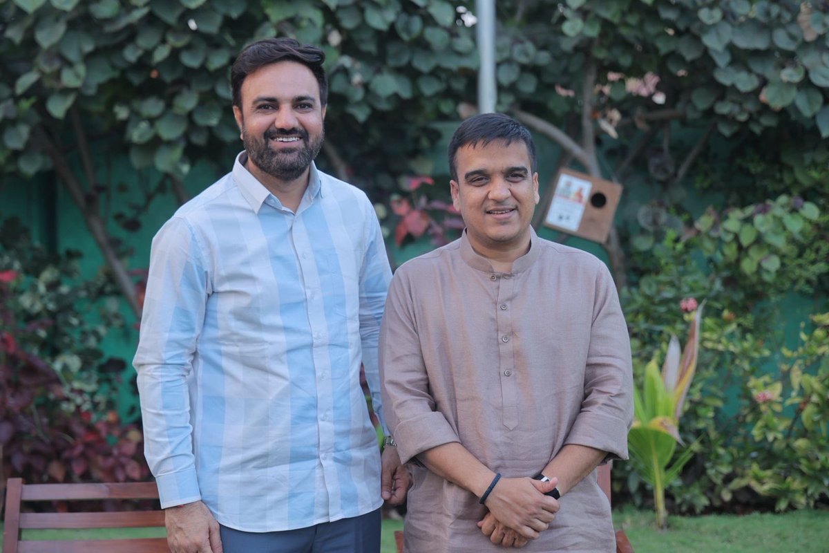 NareshDesai_'s tweet photo. નવનિયુક્ત પ્રદેશ યુવા મોરચાના સાથી કાર્યકર્તા મિત્રો સાથે ગુજરાત ના યુવા નાયબ મુખ્યમંત્રી આદરણીય શ્રી હર્ષભાઈ સંઘવી સાહેબ ની શુભેચ્છા મુલાકાત લીધી.. https://t.co/6HS5KpYzvT