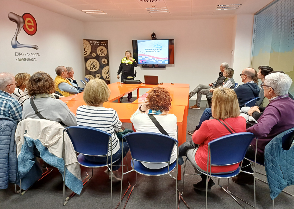 DGTes's tweet image. 🚦 Visita al #CGT Pirineos-Valle del Ebro para conocer la labor de control del #Tráfico que se realiza en este centro. 

📝Los asistentes han contado también con una amena formación impartida por la @policiazaragoza sobre #SeguridadVial. 👏