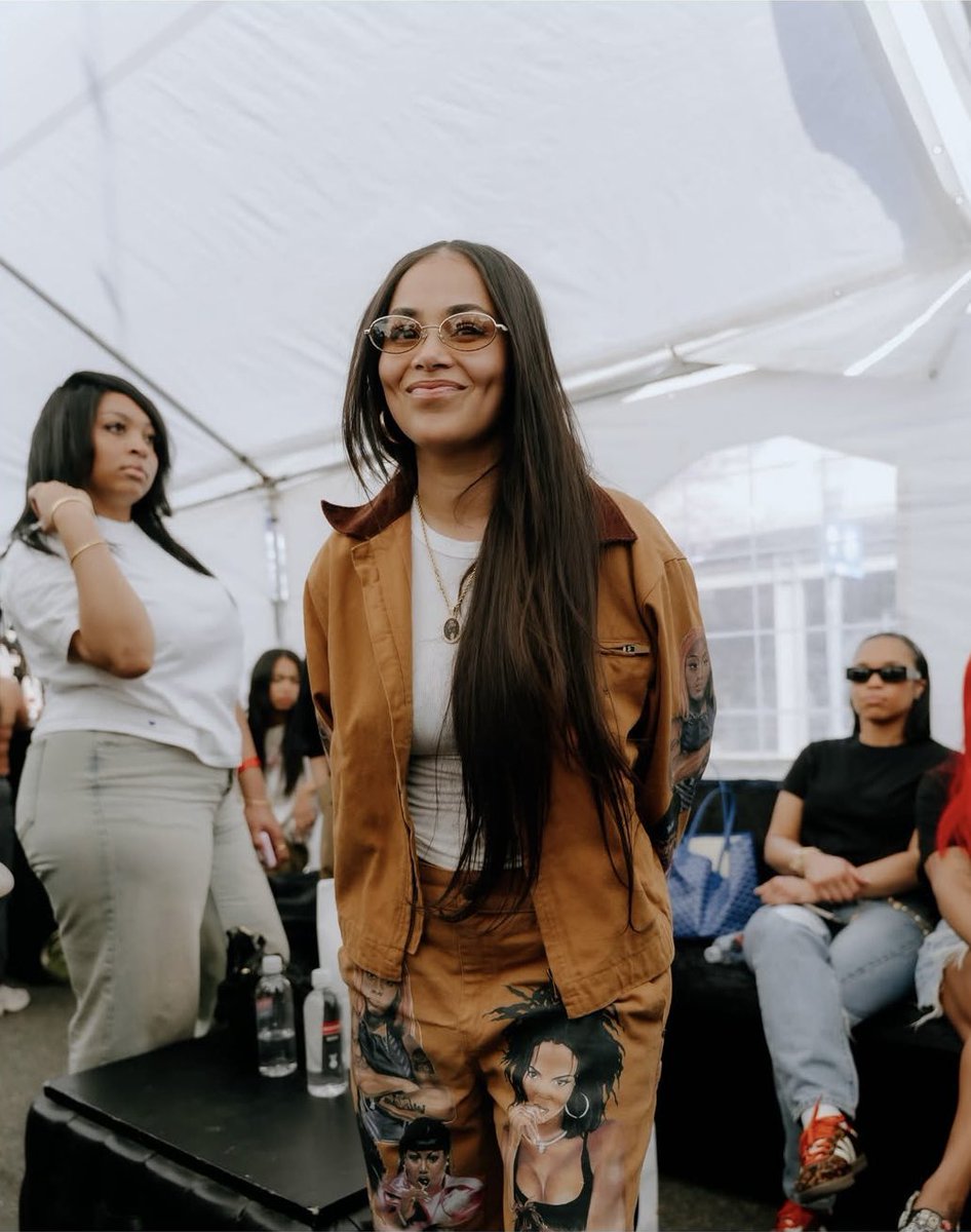 wavecheckers's tweet photo. Lauren London supporting the new Marathon Burger in Long Beach 💙 https://t.co/QqrGlY2BvX