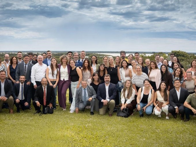 Fiscales de todo el país se reunieron en Paraná para celebrar la restitución como fiscal anticorrupción de Goyeneche después de 4 años. Al fin.