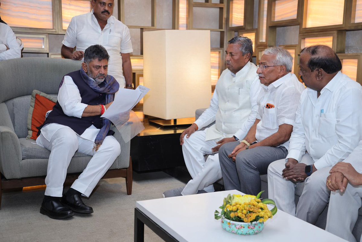 KHMuniyappaklr's tweet photo. ಇಂದು ಮಾನ್ಯ ಉಪಮುಖ್ಯಮಂತ್ರಿ ಶ್ರೀ ಡಿ ಕೆ ಶಿವಕುಮಾರ್ ಅವರೊಂದಿಗೆ ನೇರ ನೇಮಕಾತಿಗಳಲ್ಲಿ ಮಾದಿಗ ಸಮುದಾಯಕ್ಕೆ ಒಳಮೀಸಲು ಕಲ್ಪಿಸುವ ವಿಷಯವಾಗಿ ಸಮಗ್ರ ಚರ್ಚೆ ನಡೆಸಲಾಯಿತು.
#MadigaCommunity
#Karnataka
#DKShivakumar
#SocialJustice
#KHMuniyappa https://t.co/hCeCfAt61S