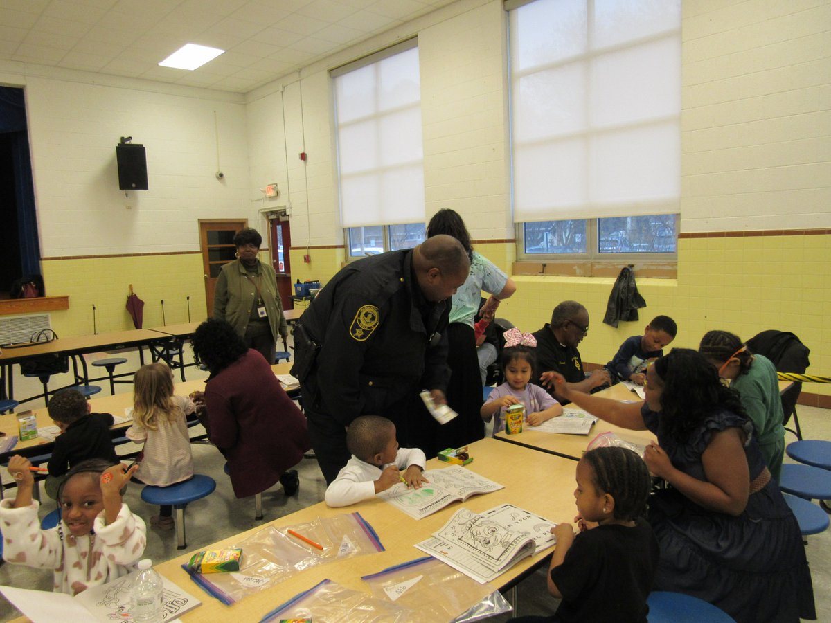 OliveBranch415's tweet photo. Our students enjoyed Coloring with the Community. Thank you to our amazing volunteers! https://t.co/eoXYM53JAv