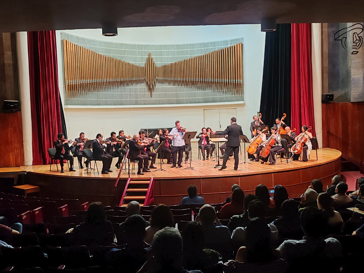 OCBA_MX's tweet photo. ¡Emoción en el @ConservatorioMX!
El #Programa3 cautivó al público con la gran ejecución del Mtro. Pastor Solís al violín y la dirección artística de Luis Manuel Sánchez.
Dos de los compositores interpretados (Galindo y Mabarak) forman parte de la historia de esta institución. https://t.co/3NHuQDlXuJ