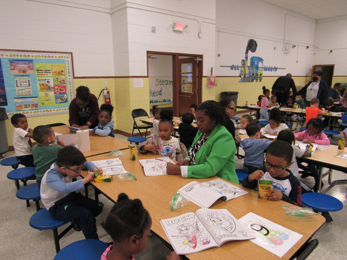 OliveBranch415's tweet photo. Our students enjoyed Coloring with the Community. Thank you to our amazing volunteers! https://t.co/eoXYM53JAv