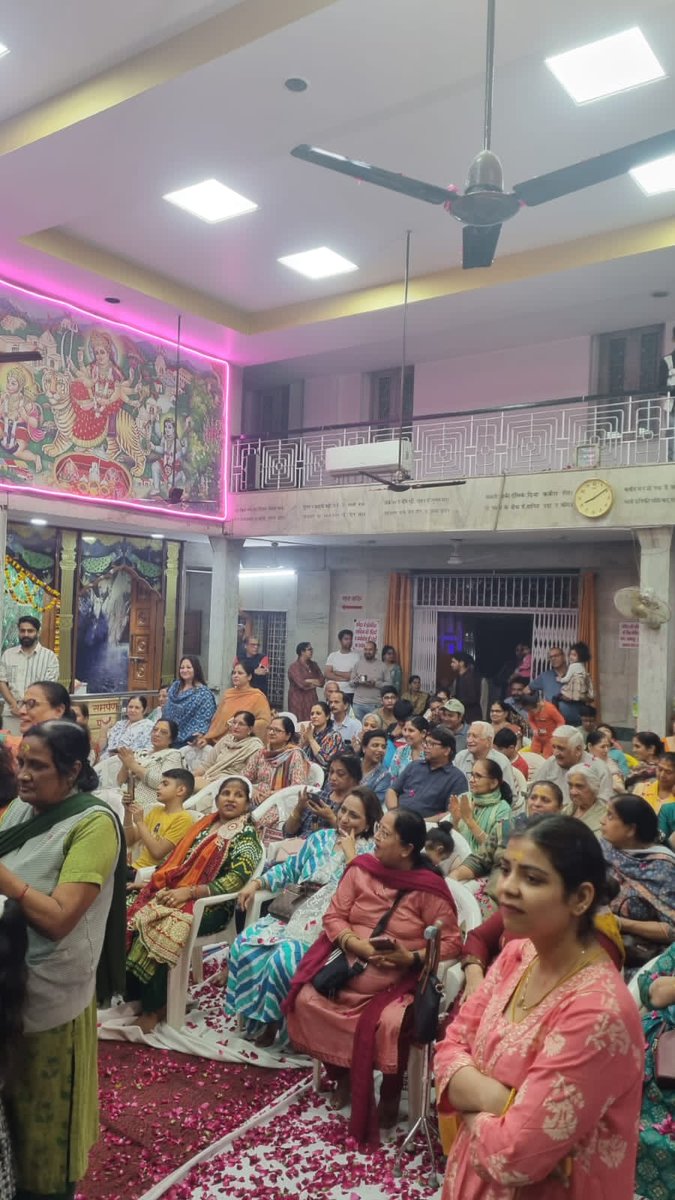 ipathak25's tweet photo. नारायणा विहार में होलिका दहन के पावन अवसर पर शामिल हुआ। इस शुभ अवसर पर क्षेत्र के सम्मानित नागरिकों, माताओं-बहनों और युवाओं से आत्मीय मुलाकात हुई।

होलिका दहन हमें सत्य की असत्य पर विजय और बुराई पर अच्छाई की जीत का संदेश देता है। आप सभी के साथ इस पावन पर्व की खुशियाँ साझा कर मन अत्यंत प्रसन्न हुआ।

ईश्वर से प्रार्थना है कि आप सभी के जीवन में सुख, शांति और समृद्धि बनी रहे। होली की हार्दिक शुभकामनाएँ। 🌸🔥