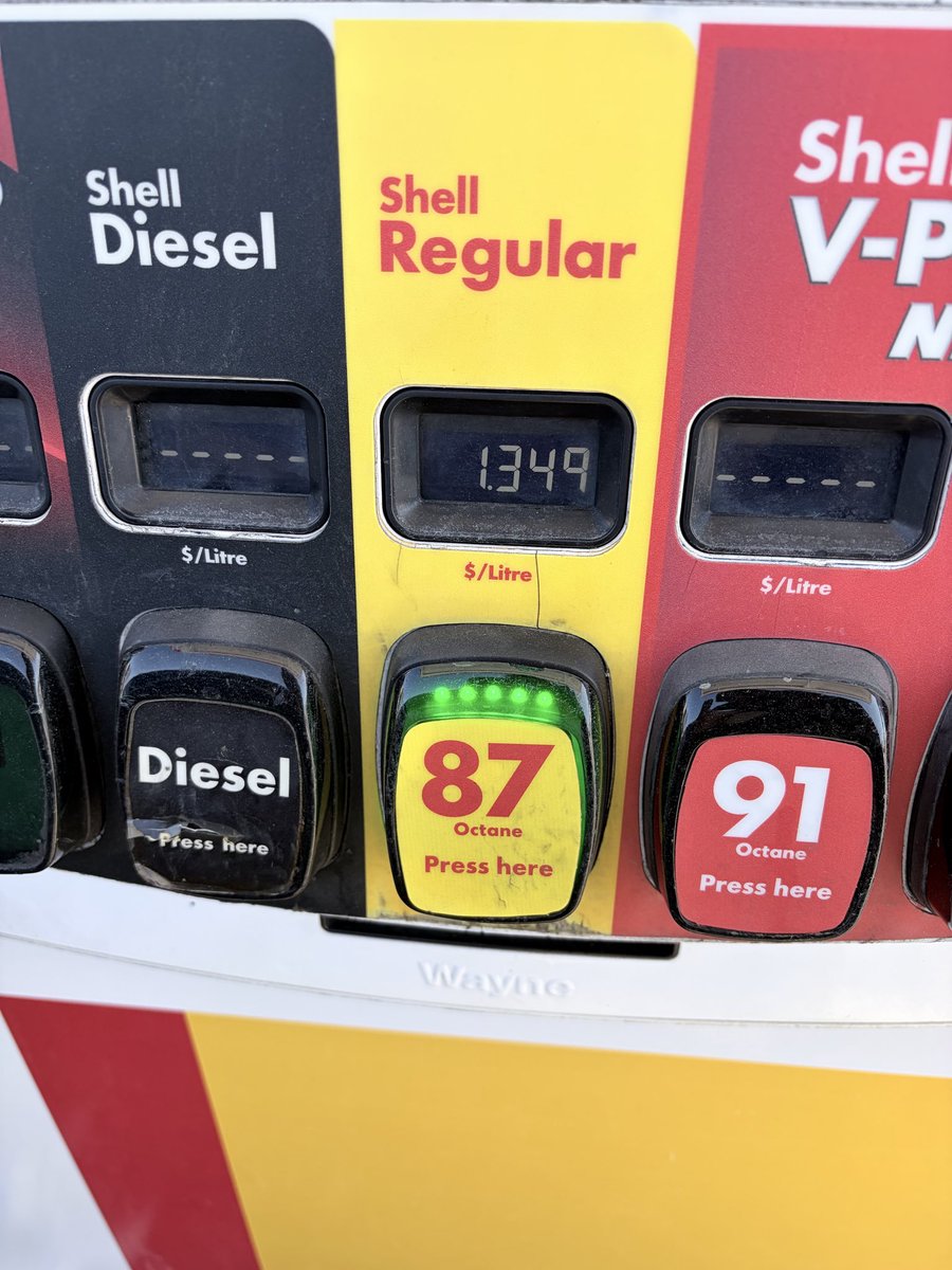 hollandoates___'s tweet photo. @Shell_Canada just got charged 7 cents a litre more than the sign at Overlea and Don Mills (pump is after swiping my CAA card). What the hell? https://t.co/Ow7j9ziops