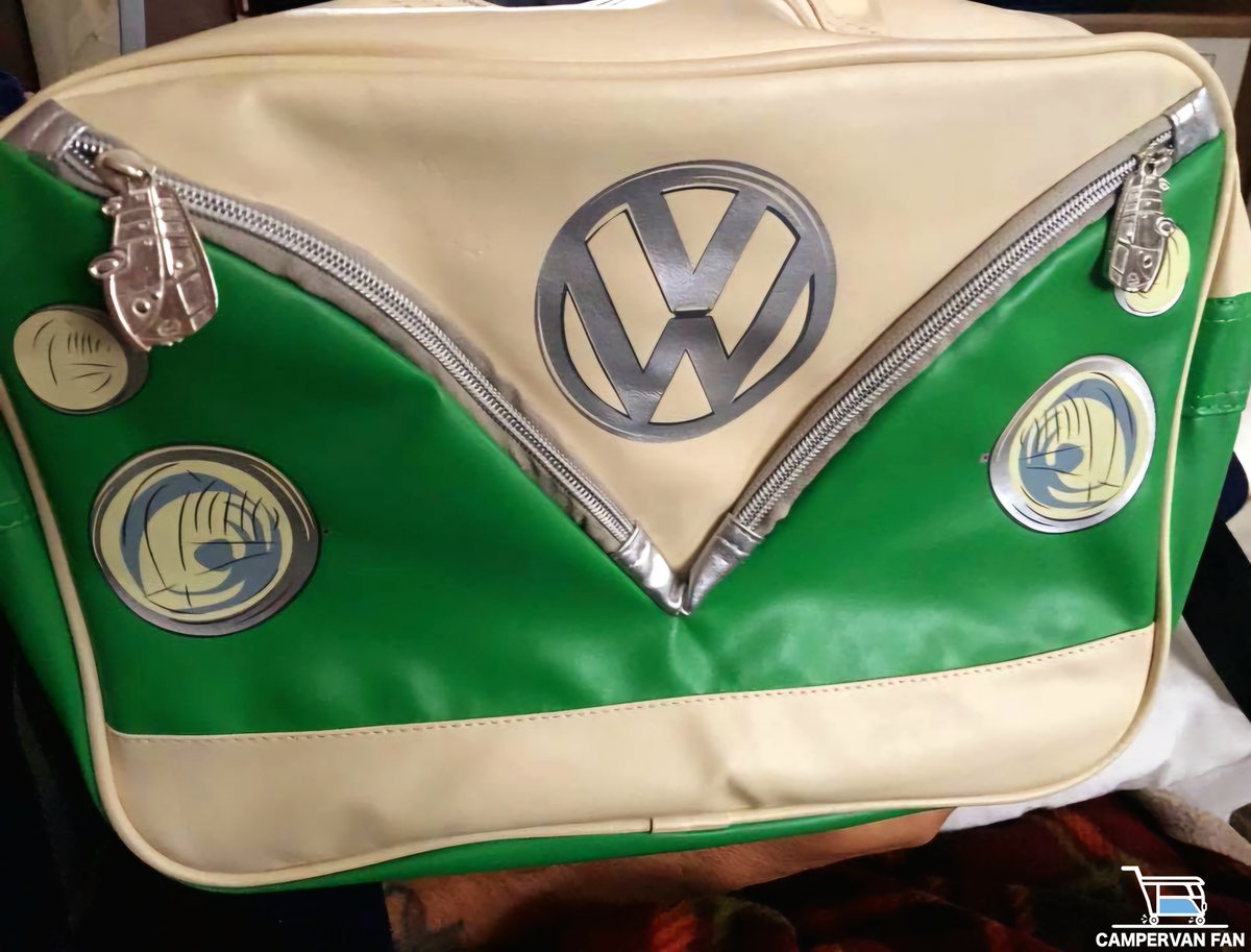 CamperFanPAGE's tweet image. Danielle Skutela adding a touch of retro flair to her everyday look! 👜💚 #TravelInStyle