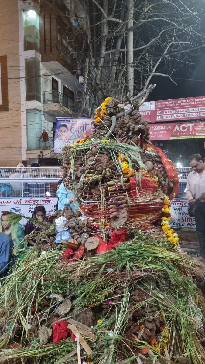 ipathak25's tweet photo. नारायणा विहार में होलिका दहन के पावन अवसर पर शामिल हुआ। इस शुभ अवसर पर क्षेत्र के सम्मानित नागरिकों, माताओं-बहनों और युवाओं से आत्मीय मुलाकात हुई।

होलिका दहन हमें सत्य की असत्य पर विजय और बुराई पर अच्छाई की जीत का संदेश देता है। आप सभी के साथ इस पावन पर्व की खुशियाँ साझा कर मन अत्यंत प्रसन्न हुआ।

ईश्वर से प्रार्थना है कि आप सभी के जीवन में सुख, शांति और समृद्धि बनी रहे। होली की हार्दिक शुभकामनाएँ। 🌸🔥